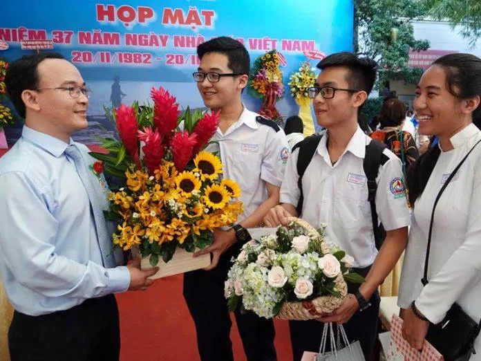 179 Lịch sử hình thành ngày nhà giáo Việt Nam 20/11, bạn đã biết chưa? mới nhất 8 Tặng hoa cho thầy cô là một việc vô cùng ý nghĩa (Nguồn: Internet)