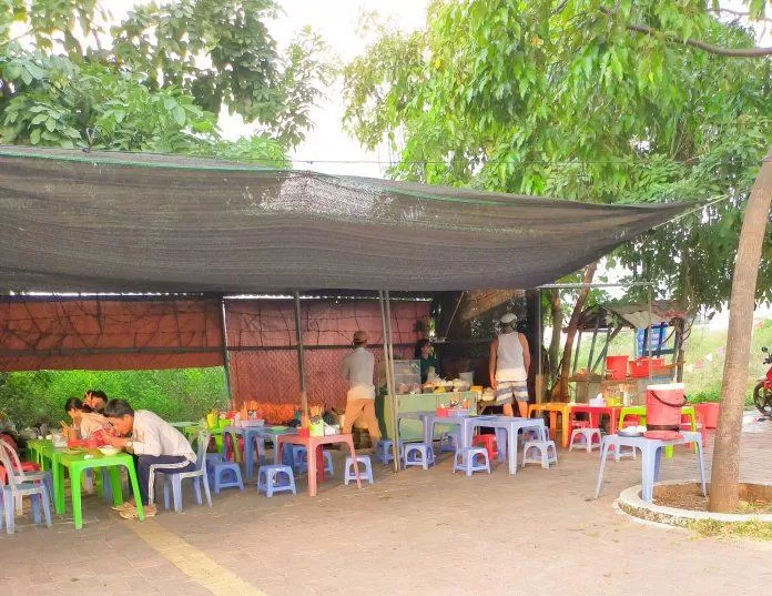 Không gian quán vỉa hè (ảnh: BlogAnChoi)
