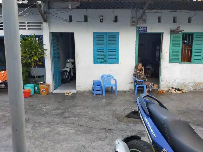 Chỗ ngồi ăn là một khoảnh sân nhỏ trước dãy nhà trọ này. (ảnh: BlogAnChoi)
