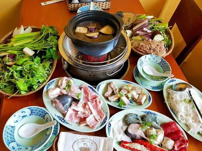 Nồi lẩu nóng hổi tại Lẩu Mắm Bà Dú ăn kèm rau thỏa thích (nguồn: FB Lẩu Mắm Bà Dú)