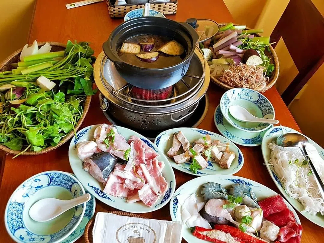 Nồi lẩu nóng hổi tại Lẩu Mắm Bà Dú ăn kèm rau thỏa thích (nguồn: FB Lẩu Mắm Bà Dú)
