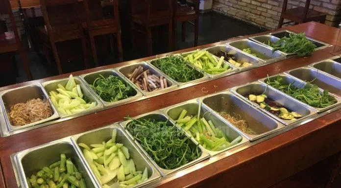 Buffet rau xanh ăn thỏa thích tại Lẩu Mắm Bà Dú (nguồn: FB Lẩu Mắm Bà Dú)
