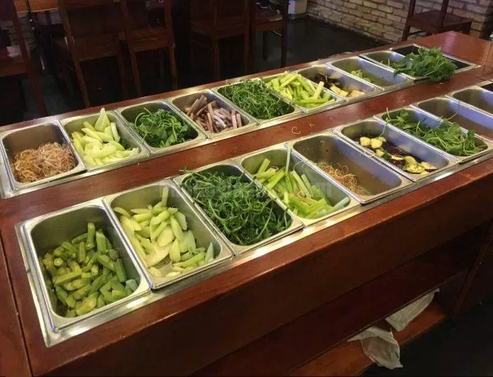 Buffet rau xanh ăn thỏa thích tại Lẩu Mắm Bà Dú (nguồn: FB Lẩu Mắm Bà Dú)