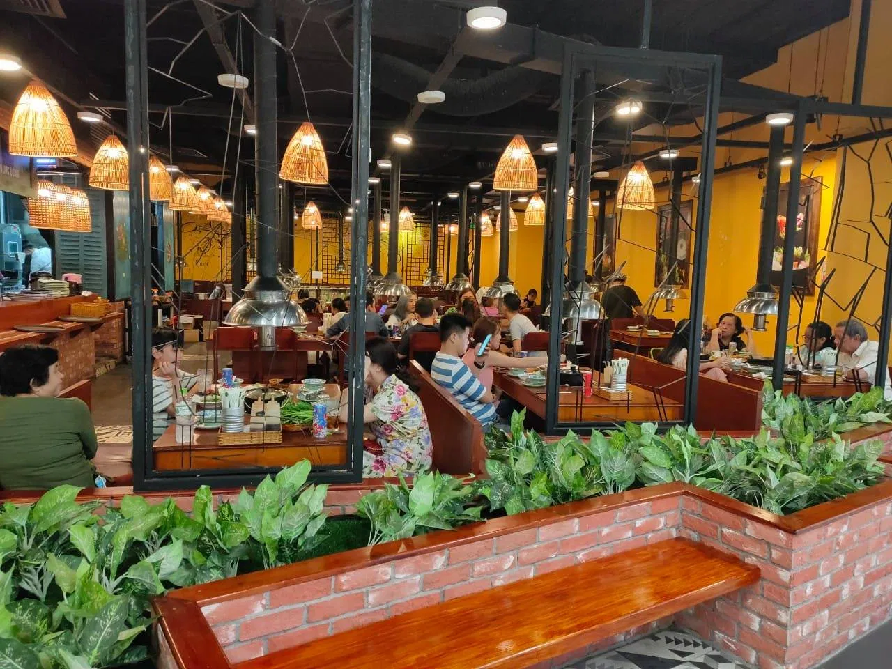 Không gian quán rộng rãi, ấm cúng (nguồn: FB Lẩu Mắm Bà Dú)