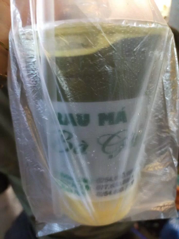 Ly rau má to đùng với phần đậu xanh cực bùi cực ngon cùng nước rau má thanh mát chỉ 15.000 đồng (ảnh: BlogAnChoi)