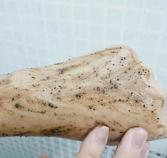 Cảm giác trên da rất mịn và da mềm, đều màu và thơm sau khi tẩy da chết xong. (Nguồn: Internet) Cảm giác trên da rất mịn và da mềm, đều màu và thơm sau khi tẩy da chết xong. (Nguồn: Internet)