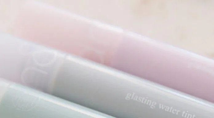 Trong khi đó Glasting Water Tint có lớp vỏ nhắn bóng (nguồn: Internet).