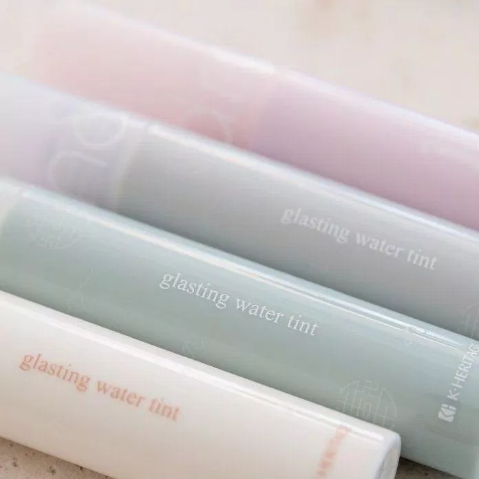 Trong khi đó Glasting Water Tint có lớp vỏ nhắn bóng (nguồn: Internet). Trong khi đó Glasting Water Tint có lớp vỏ nhắn bóng (nguồn: Internet).