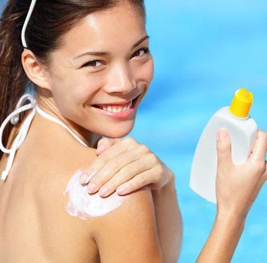 Vùng vai hay bị bỏ quên khi thoa kem chống nắng (nguồn: Internet). Vùng vai hay bị bỏ quên khi thoa kem chống nắng (nguồn: Internet).