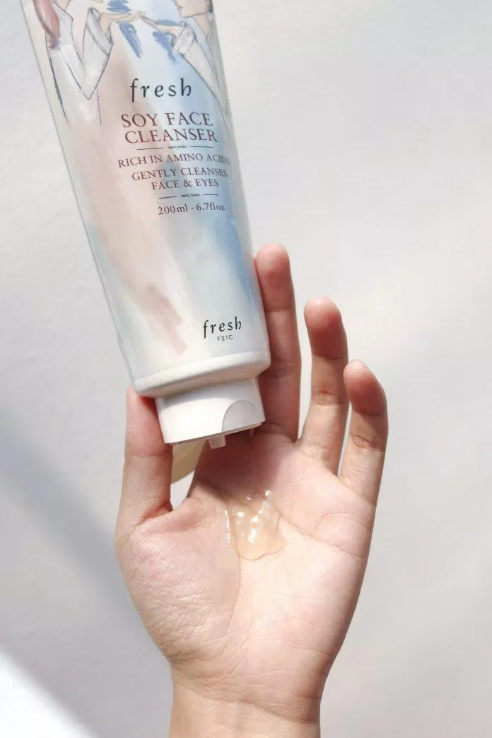 Sữa rửa mặt đậu nành Fresh Soy Face Cleanser có kết cấu dạng gel lỏng nhẹ nhưng khả năng tẩy rửa lại siêu đỉnh cao (Nguồn: Internet).