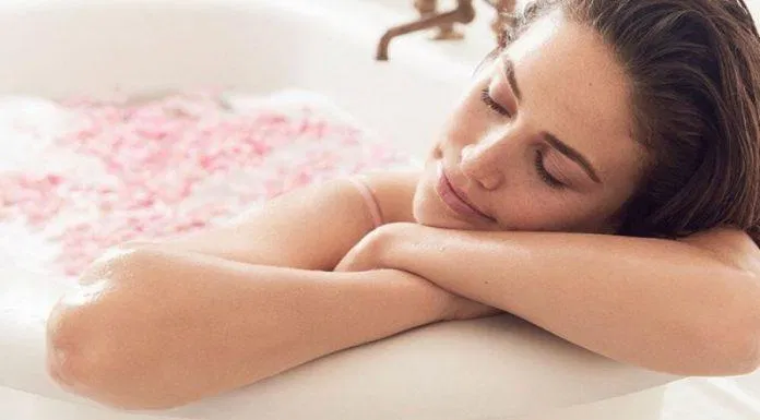 Kết hợp giữa việc làm sạch, dưỡng ẩm và thư giản để cơ thể luôn tươi khỏe (ảnh: internet)