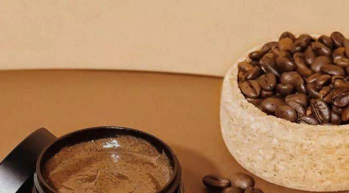 Tẩy da chết cà phê Đăk Lăk Cocoon với thành phần 100% thiên nhiên giúp làm sạch sâu da và dưỡng da sáng mịn rạng rỡ. (Nguồn: Internet)