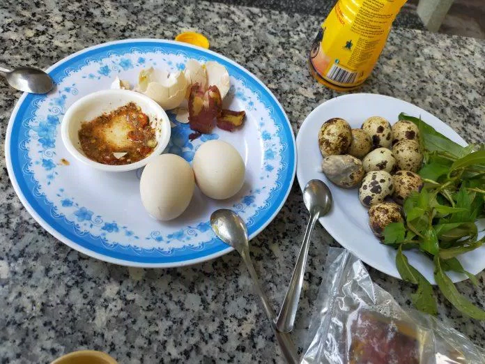 Order trứng gà và trứng cút cùng yaourt (ảnh: BlogAnChoi)