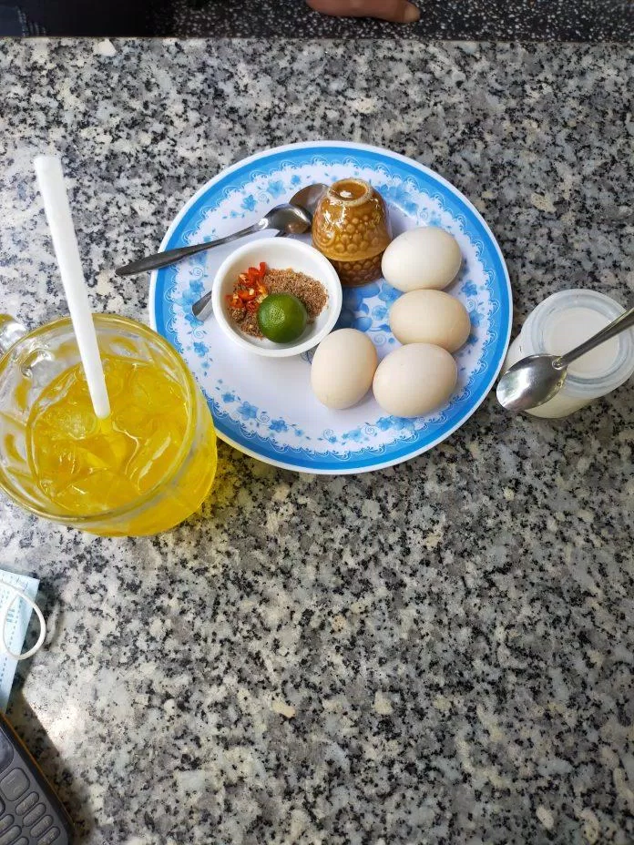 ... cùng nước uống và yaourt (ảnh: BlogAnChoi)