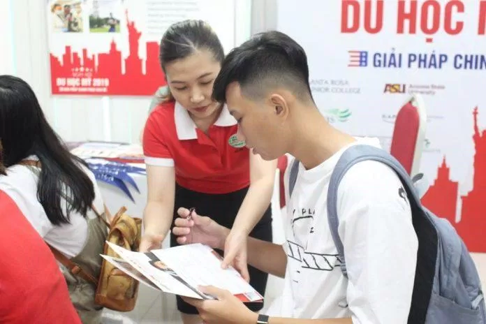 Các công ty tư vấn du học luôn có mạng lưới thông tin nhanh và chính xác về học phí, học bổng,... (Ảnh Internet)