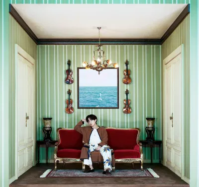 Ảnh trong album BE của V (Ảnh: Internet)