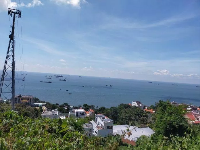 View ngắm biển từ Bạch Dinh (ảnh:  TinhVe)