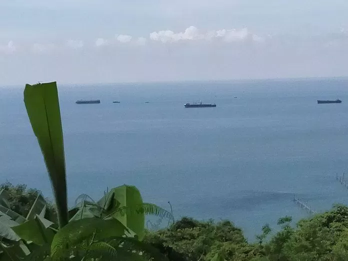 Mênh mông màu biển xanh ngắt (ảnh: BlogAnChoi)