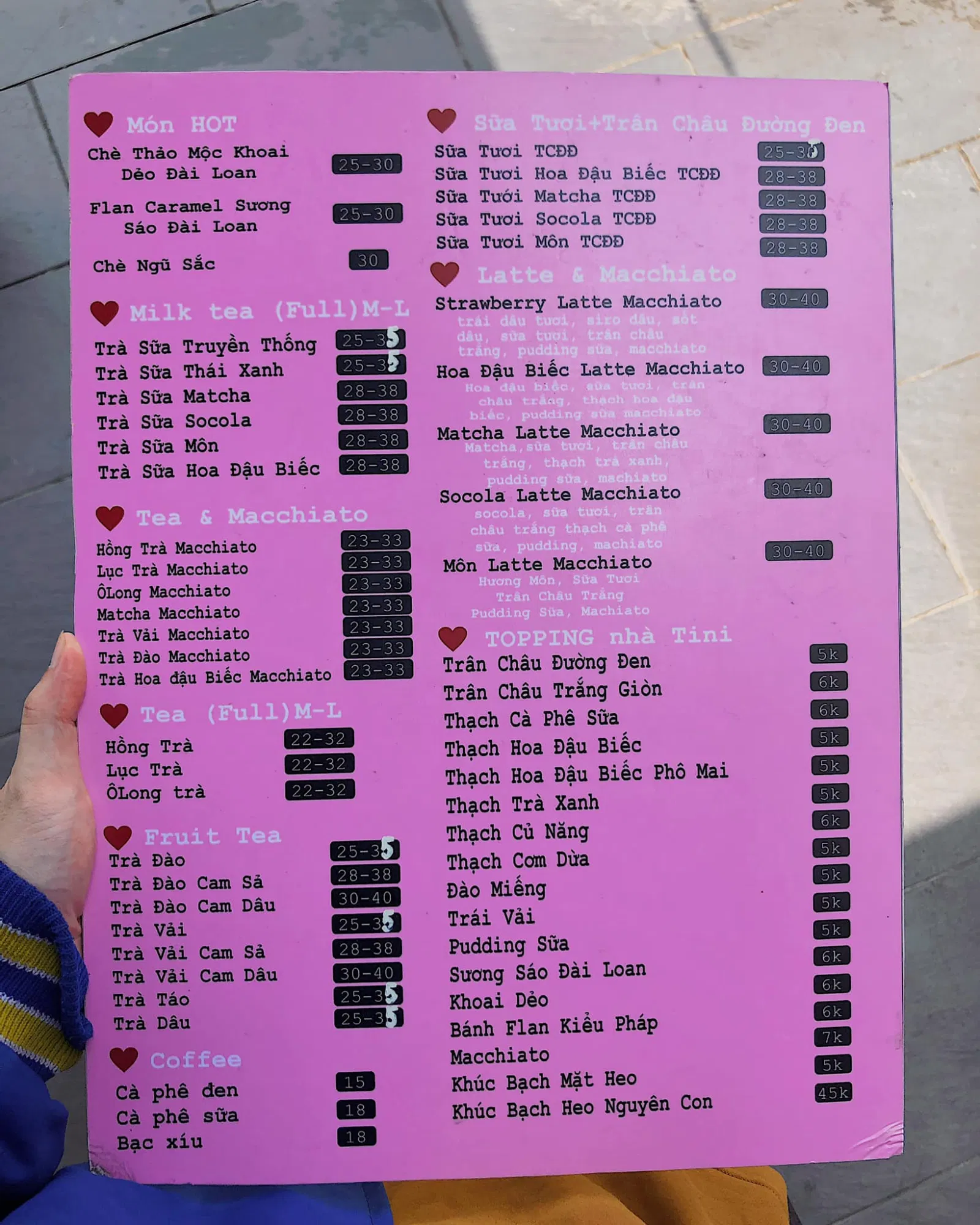 Menu của quán có màu hồng rất đáng yêu lạc lối (Ảnh: Internet).