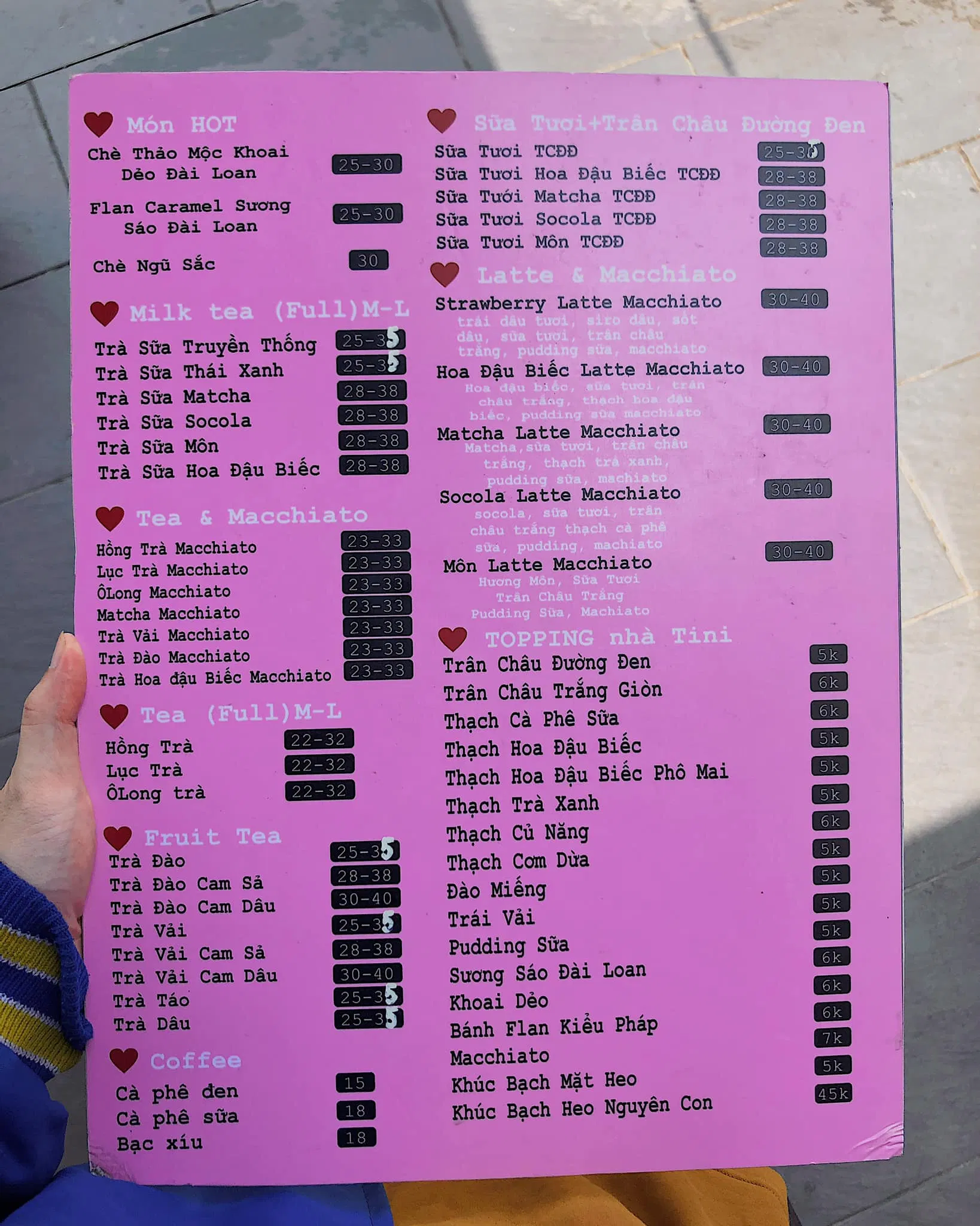 Menu của quán có màu hồng rất đáng yêu lạc lối (Ảnh: Internet).