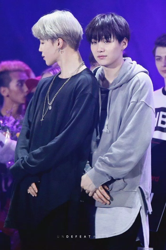 Jimin đã đạt được ý nguyện cao bằng cậu bạn Suga. (Nguồn: Internet)