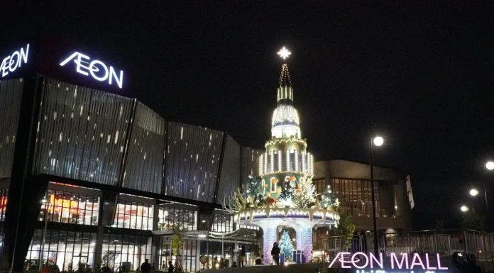 Cây thông khổ lồ là địa điểm check-in của giới trẻ khi AEON MALL khai trương. (Ảnh: Internet)