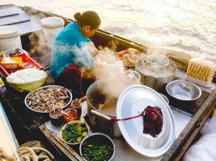A8n sáng trên xuồng bè là nét đặc trưng tại chợ nổi Cái Răng (Nguồn: Internet)