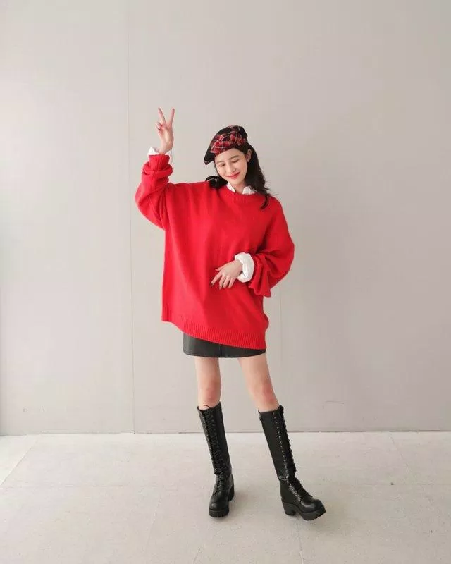 Áo len đỏ chùm mông kết hợp với boot cao cổ (Nguồn: Internet)