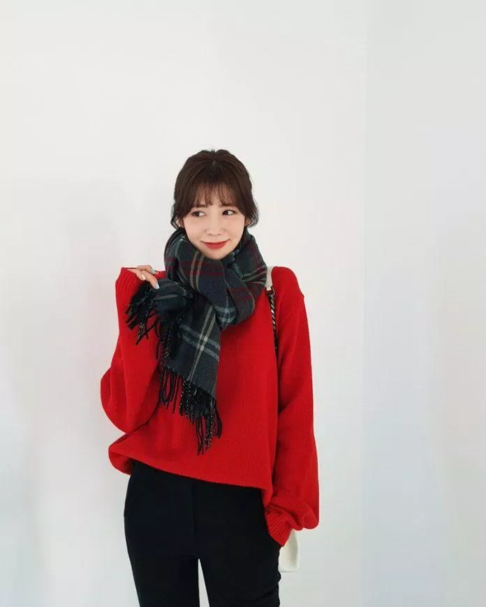 Áo len đỏ kèm khăn len ấm áp (Nguồn: Internet)