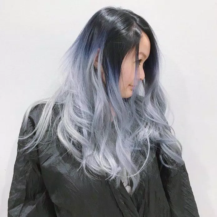 tẩy tóc ombre màu xanh dương khói (Nguồn: Internet).