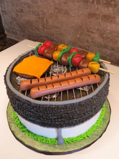 Bánh sinh nhật với bữa tiệc BBQ (Ảnh: internet) Bánh sinh nhật với bữa tiệc BBQ (Ảnh: internet)