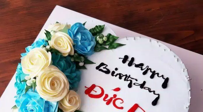 Bánh sinh nhật cupcake màu hồng có nến cực ngọt ngào (Ảnh: internet)