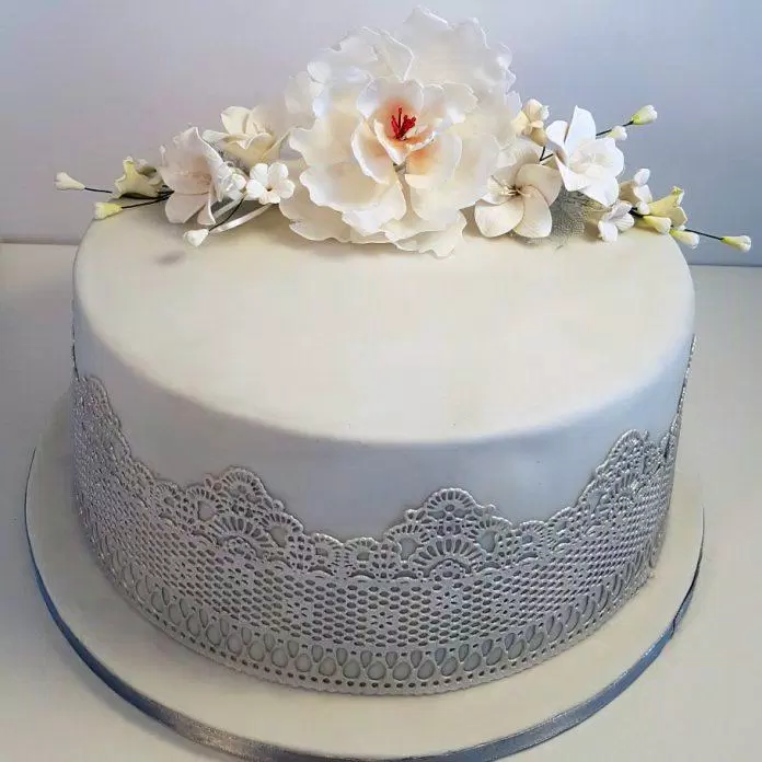 Bánh sinh nhật được trang trí bằng chiếc bánh macaron xinh xắn (Ảnh: internet)