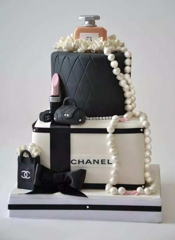 Một chiếc bánh sinh nhật cho fan nhà Chanel nè (Ảnh: internet)