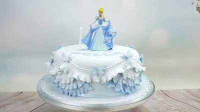 Bánh sinh nhật màu xanh cùng nàng công chúa Disney xinh đẹp (Ảnh: internet) Bánh sinh nhật màu xanh cùng nàng công chúa Disney xinh đẹp (Ảnh: internet)