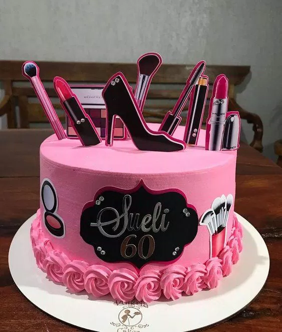 Bánh sinh nhật màu hồng thật độc đáo (Ảnh: internet)