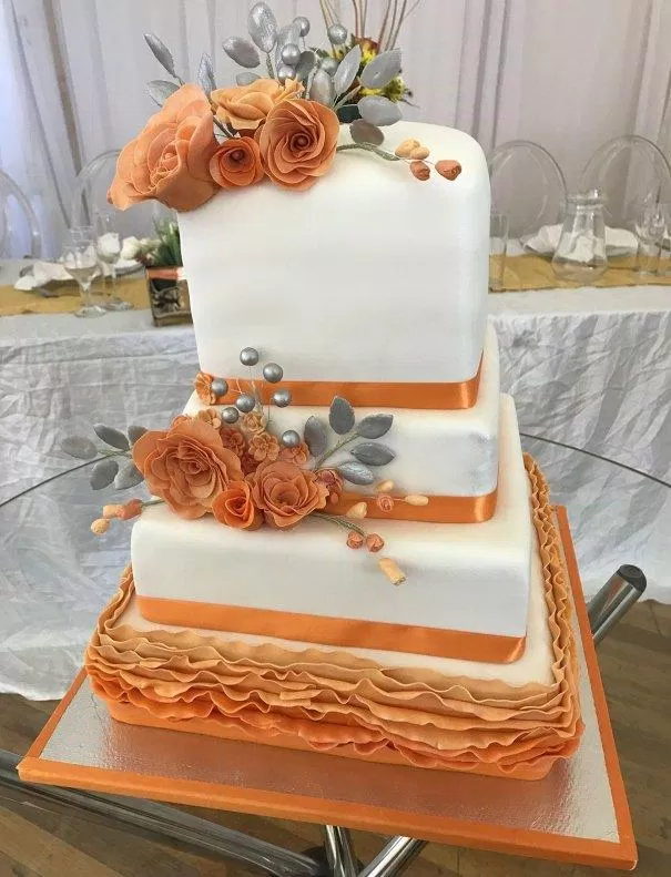Bánh sinh nhật nhiều tầng với hoa màu cam cực bắt mắt (Ảnh: internet)