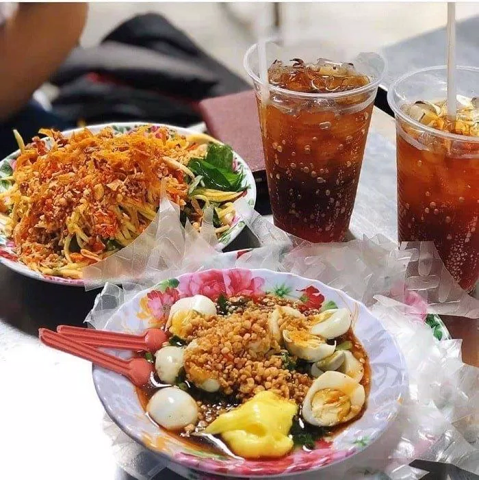 Những dĩa bánh tráng vô cùng ngon ở quán Nhật Quỳnh ( ảnh: internet)