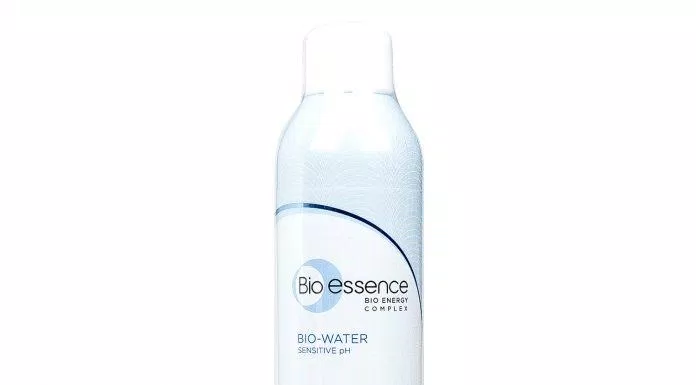 Nước xịt khoáng Bio Essence Bio Water với hai tông màu trắng, xanh chủ đạo thu hút người nhìn (Nguồn: internet)
