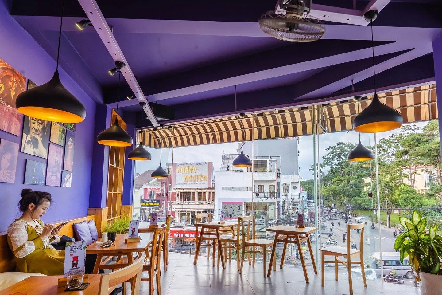 Không gian tầng trên của quán (Nguồn: Internet)