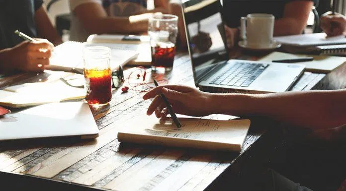 Làm sao để cân đối thời gian? Làm sao để viết hay? (Nguồn: Internet)
