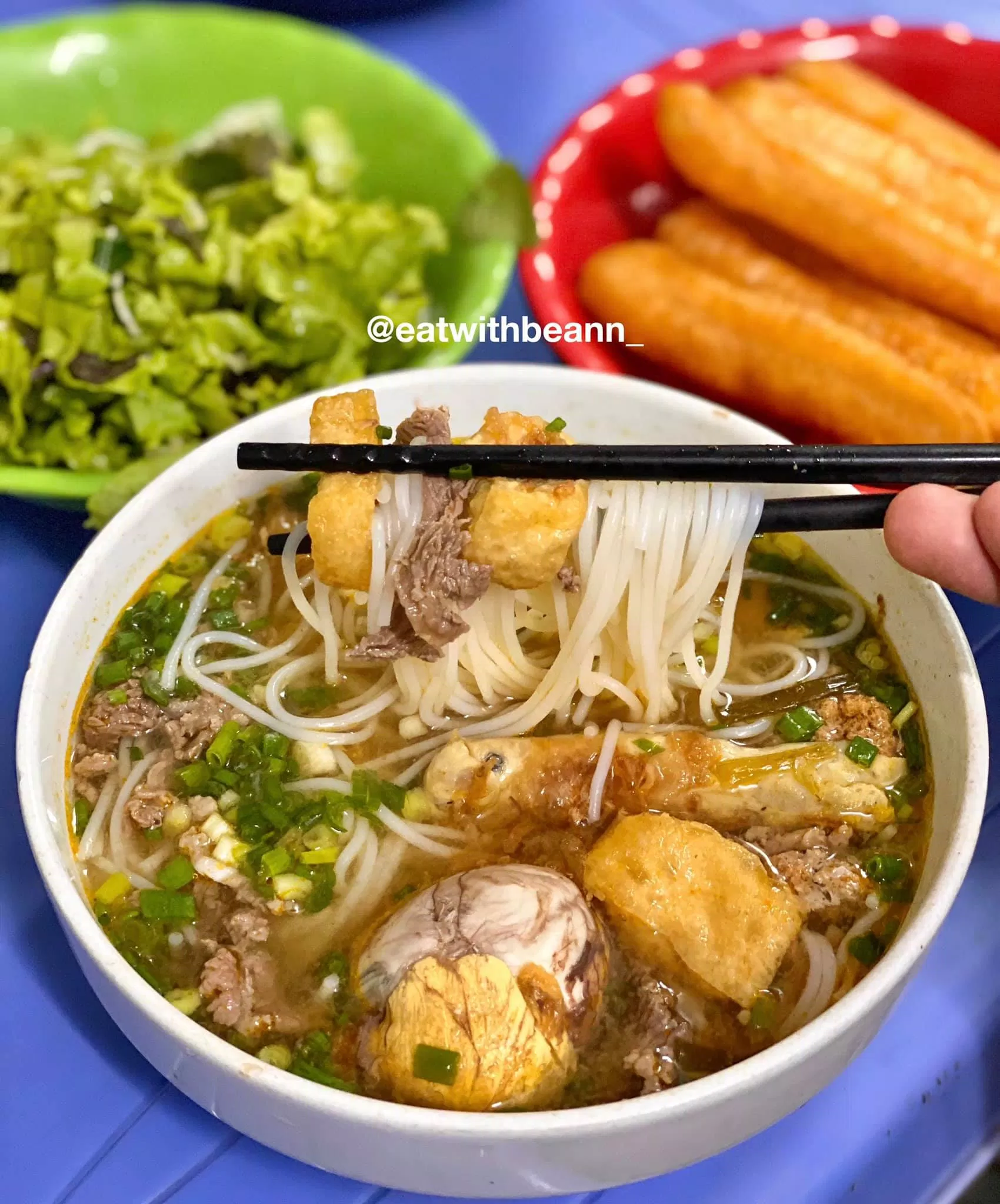 Bún riêu Ngà có nước dùng đậm đà, bát to đầy đặn (Nguồn: Quân Beann)