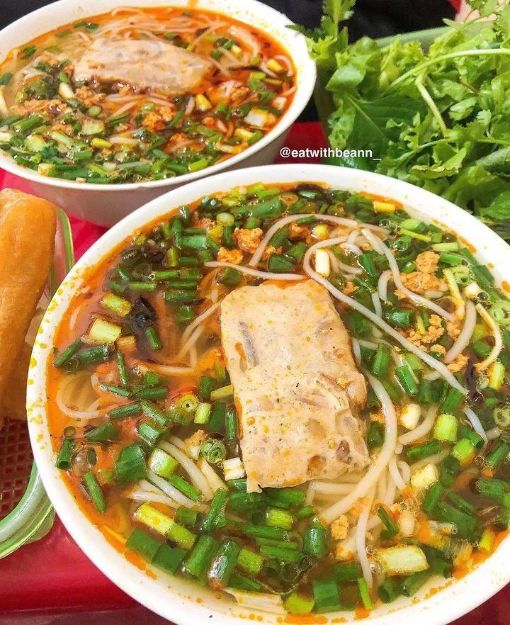 Bún riêu Hồng Phúc đơn giản chỉ có giò ăn kèm (Nguồn: Quân Beann)