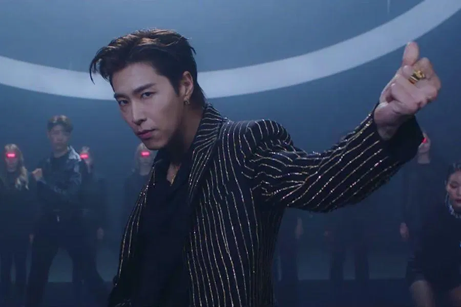 Ca khúc solo đầu tiên "Follow" đã gặt hái nhiều thành tích (Nguồn: Internet)