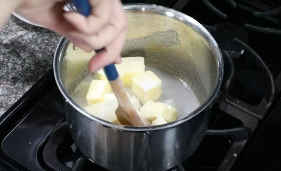 Lúc đầu nên khuấy đều các nguyên liệu trên lửa nhỏ để không bị cháy (Ảnh: Sugar Spun Run). Lúc đầu nên khuấy đều các nguyên liệu trên lửa nhỏ để không bị cháy (Ảnh: Sugar Spun Run).