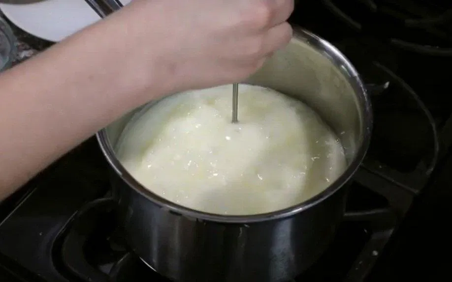 Nước đường đã bắt đầu sôi lục bục (Ảnh: Sugar Spun Run). Nước đường đã bắt đầu sôi lục bục (Ảnh: Sugar Spun Run).