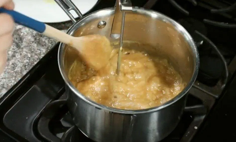 Càng đun lâu nước đường càng đậm màu hơn (Ảnh: Sugar Spun Run). Càng đun lâu nước đường càng đậm màu hơn (Ảnh: Sugar Spun Run).