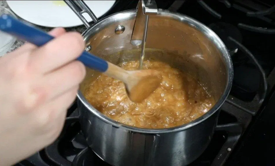 Nước đường chuyển màu đậm như thế này là đạt rồi đấy (Ảnh: Sugar Spun Run). Nước đường chuyển màu đậm như thế này là đạt rồi đấy (Ảnh: Sugar Spun Run).