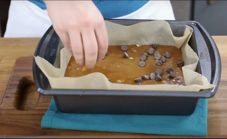 Rắc đều những viên chocolate xinh xắn lên toffee nào (Ảnh: Sugar Spun Run). Rắc đều những viên chocolate xinh xắn lên toffee nào (Ảnh: Sugar Spun Run).