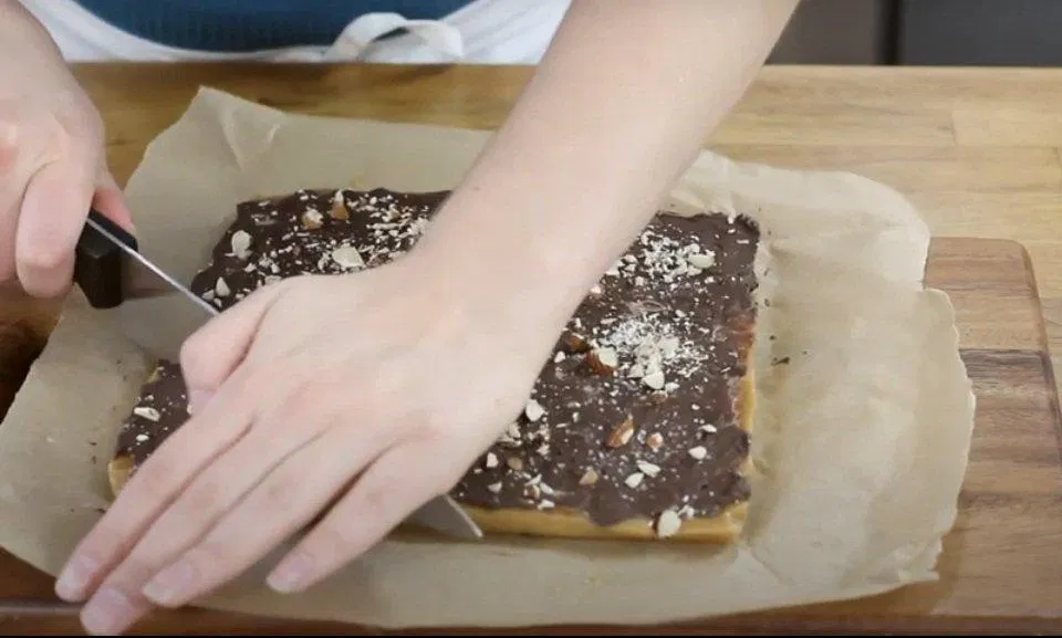 Nếu ngại dính tay thì bạn có thể dùng dao cắt kẹo ra nhé (Ảnh: Sugar Spun Run). Nếu ngại dính tay thì bạn có thể dùng dao cắt kẹo ra nhé (Ảnh: Sugar Spun Run).